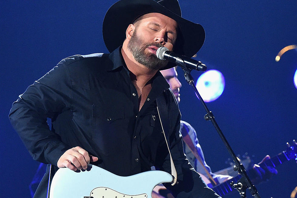 Garth Brooks Takes Home Entertainer of the Year at the 2017 CMA Awards