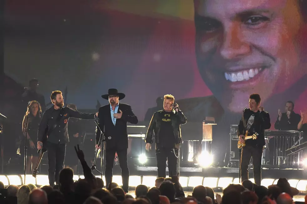 Dierks Bentley, Rascal Flatts Perform &#8216;My Town&#8217; in Honor of Troy Gentry at 2017 CMA Awards