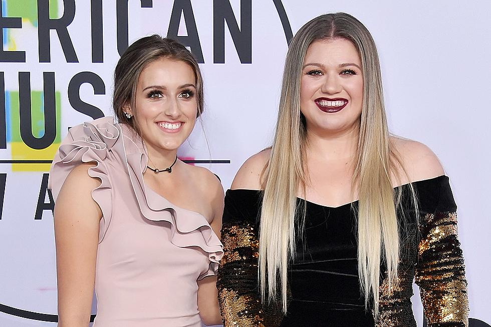 Kelly Clarkson Brings Daughters to 2017 American Music Awards