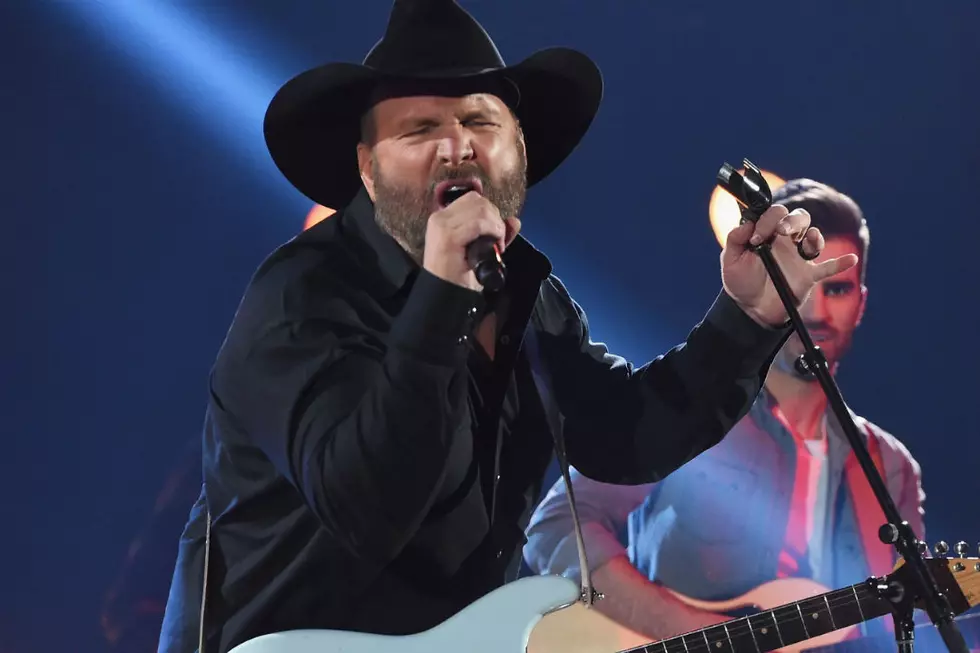 7 Extra-Memorable Garth Brooks Performances