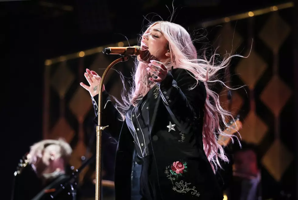 Kesha&#8217;s 2018 Grammys Outfit Had a Country Connection [PICTURES]