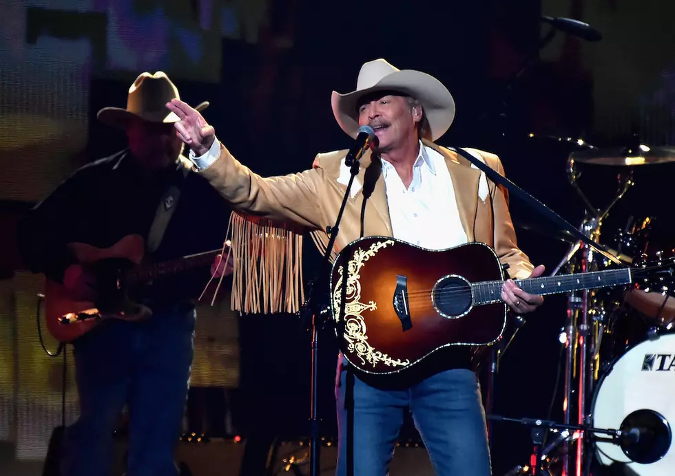 Alan Jackson&#8217;s Music Soothes Shelter Pups in Adorable Viral Video [WATCH]