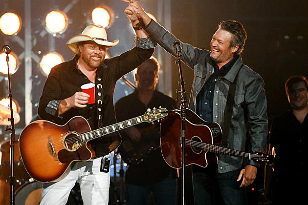 Toby Keith and Blake Shelton Sing &#8216;Should&#8217;ve Been a Cowboy&#8217; at 2018 ACM Awards