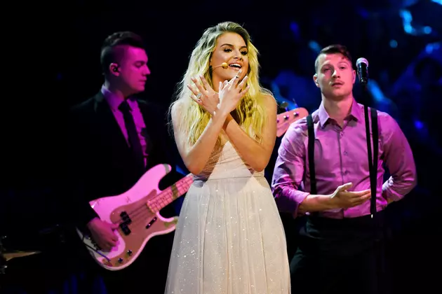 Kelsea Ballerini Goes Big With &#8216;I Hate Love Songs&#8217; at 2018 ACM Awards