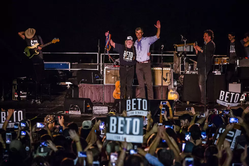 Willie Nelson Urges ‘Vote ‘Em Out’ in New Song Debuted at Beto O’Rourke Rally [WATCH]