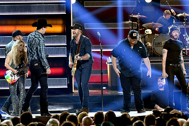 Luke Bryan, All-Star Guests Open 2018 CMA Awards With &#8216;What Makes You Country&#8217;