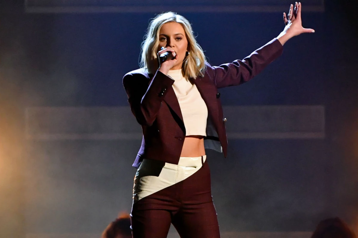 Kelsea Ballerini Delivers High-Power 'Miss Me More' at 2018 CMAs