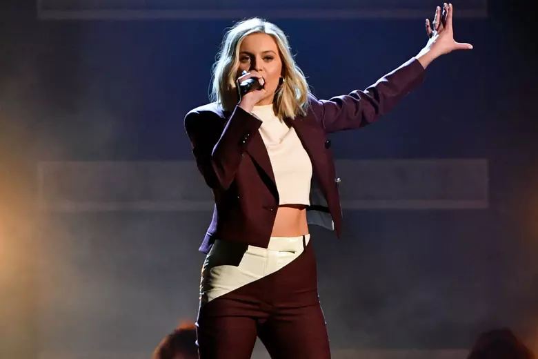 Kelsea Ballerini Delivers High-Power 'Miss Me More' at 2018 CMAs