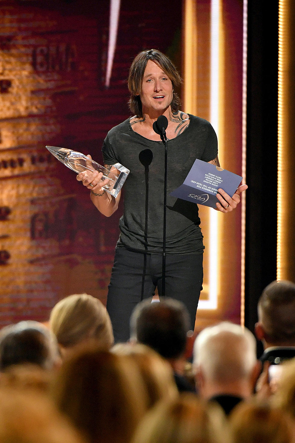 Keith Urban’s Reaction to Winning 2018 CMA Entertainer of the Year Is Pure Shock [WATCH]