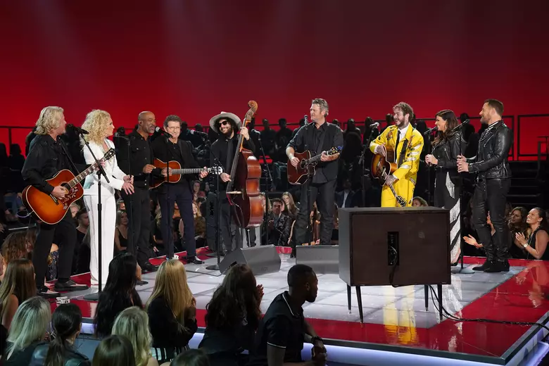 Blake Shelton Brings Lively 'Suspicious Minds' to Elvis Tribute