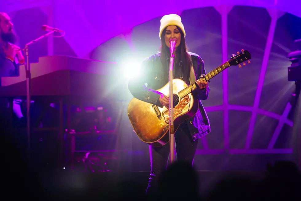 Kacey Musgraves Braves the Cold for Philadelphia Tour Stop [PICTURES]