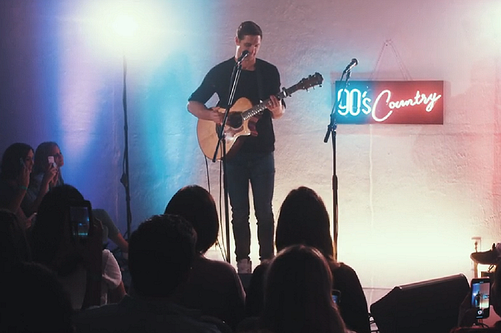 Walker Hayes’ ’90’s Country’ Acoustic Performance Keeps the Beat Strong [WATCH]
