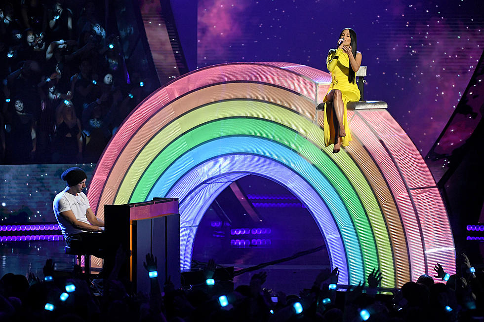 Kacey Musgraves Teams With Coldplay’s Chris Martin for Stunning ‘Rainbow’ Performance [WATCH]