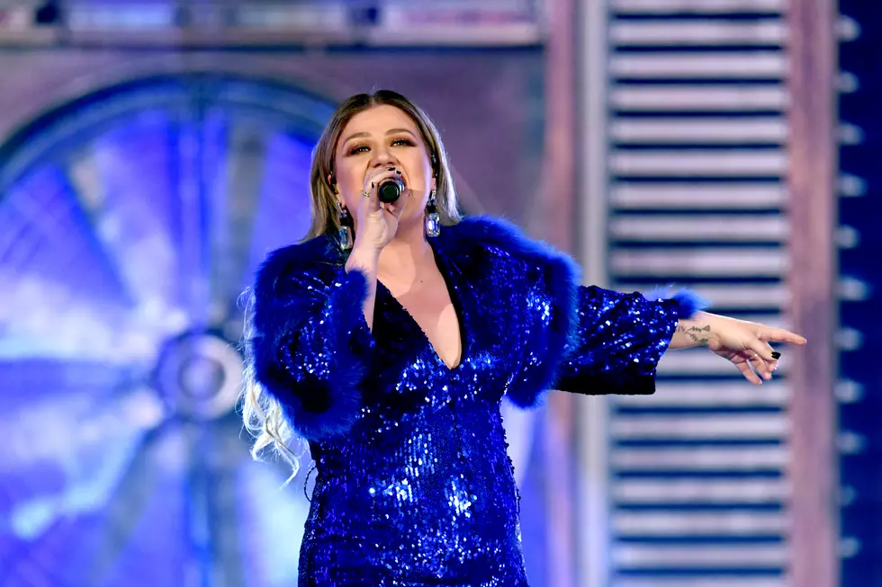 Household Name Kelly Clarkson Gets Mistaken for Seat Filler at 2019 ACM Awards