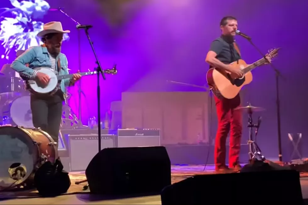 WATCH: The Avett Brothers Cover a Randy Travis Classic in Miss.