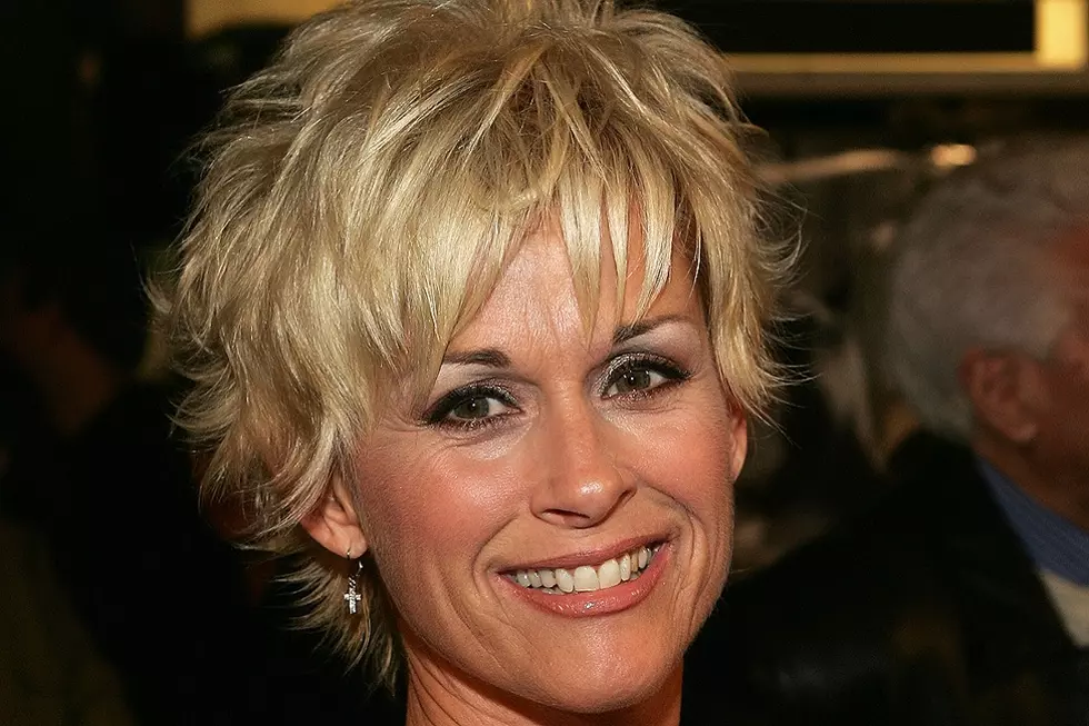 31 Years Ago: Lorrie Morgan Releases Her Debut Album, &#8216;Leave the Light On&#8217;