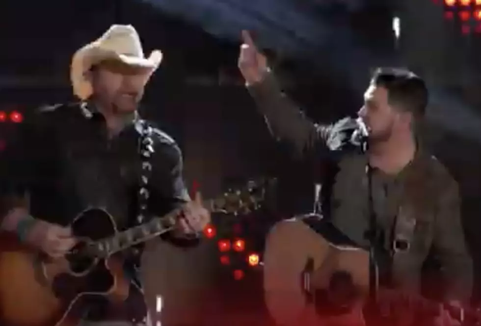 Toby Keith Joins ‘The Voice’ Finalist Dexter Roberts for ‘That’s Country Bro’ on Finale [WATCH]