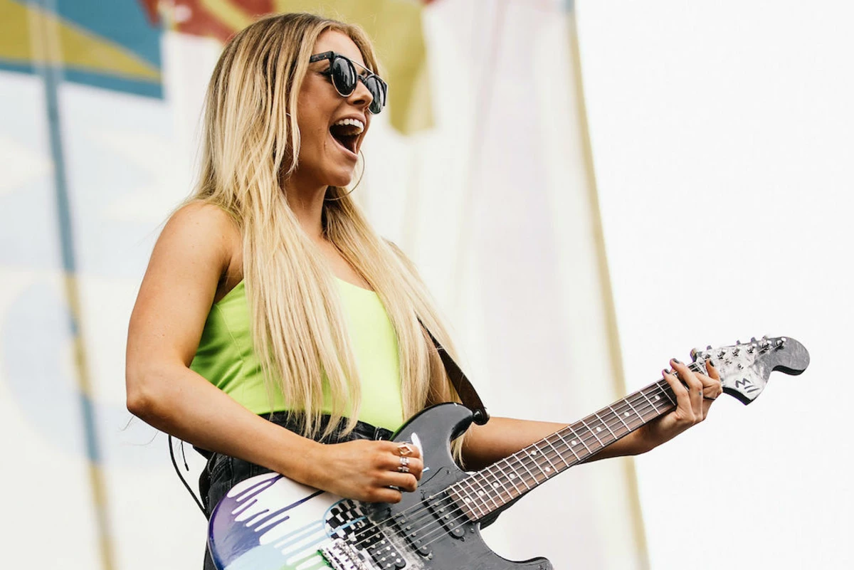 Lindsay Ell is Upping the Ante w/ Bigger Goals, Responsibility