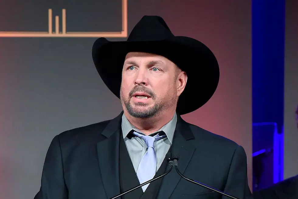 Garth Brooks’ Barry Sanders Jersey Causes Social Media Firestorm