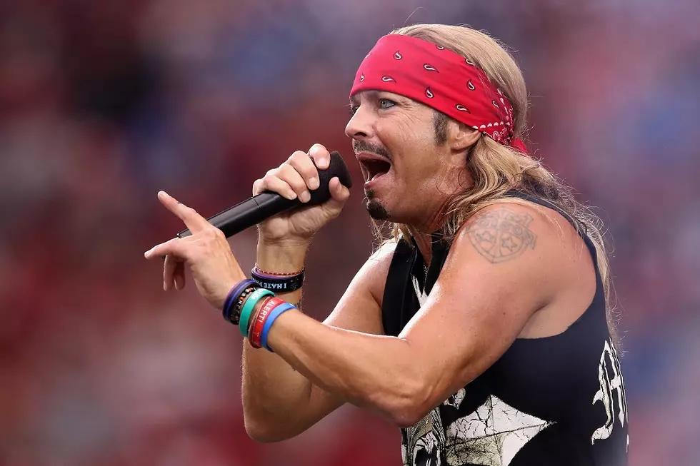 Bret Michaels Is a Backstage Note-Passer