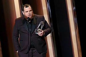 Luke Combs Crowned 2019 CMA Awards Male Vocalist of the Year