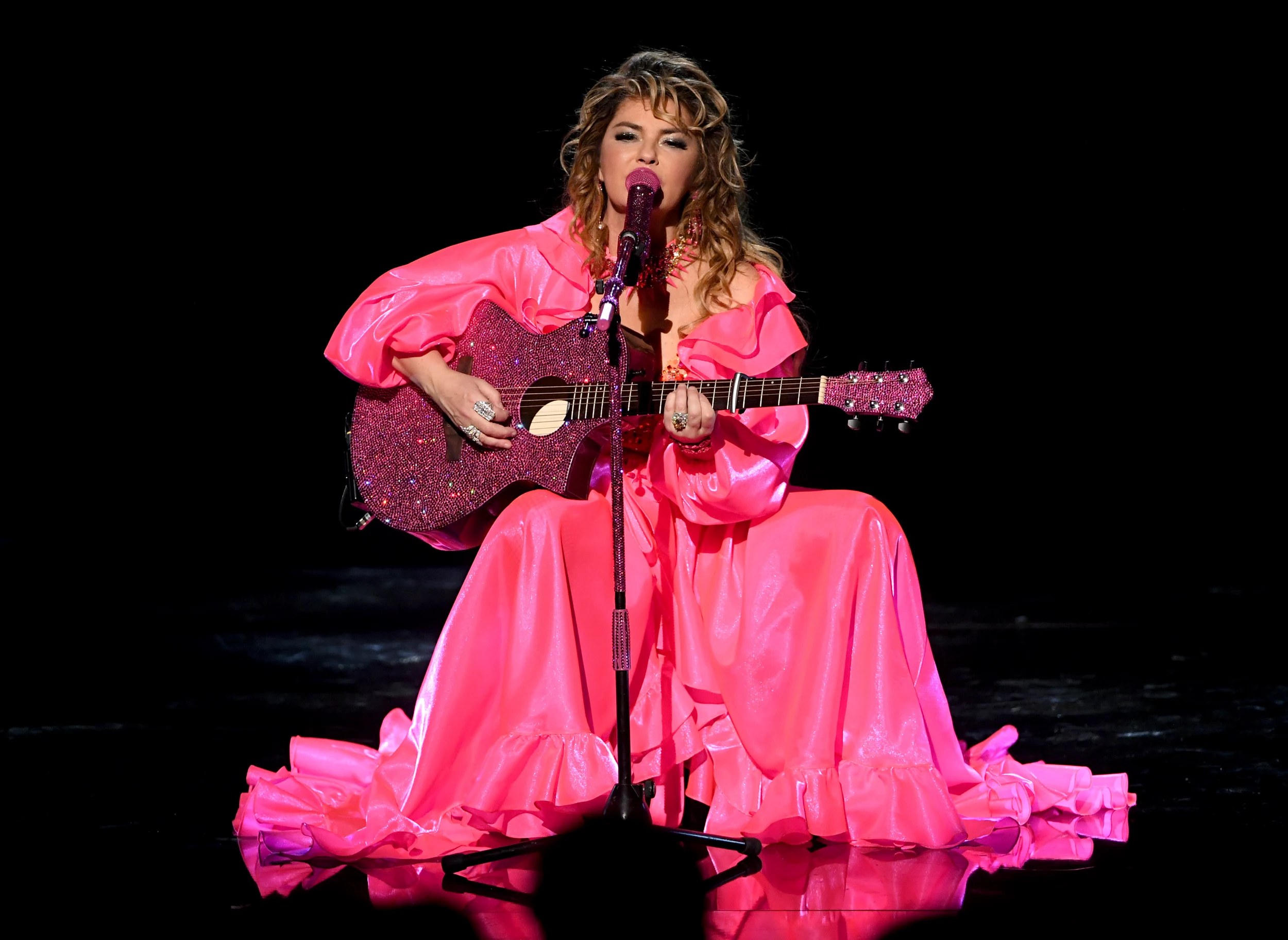 Shania Twain's 2019 AMAs Medley. shania twain pink outfit. 