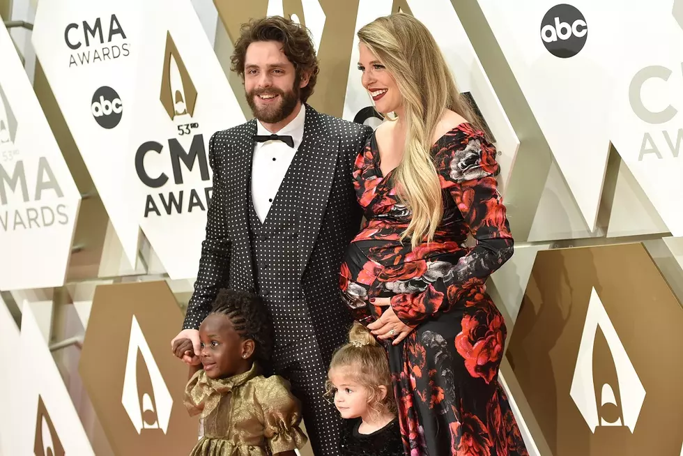 2019 CMA Awards: Thomas Rhett Walks Red Carpet With Wife Lauren, Daughters Willa + Ada [PICTURES]