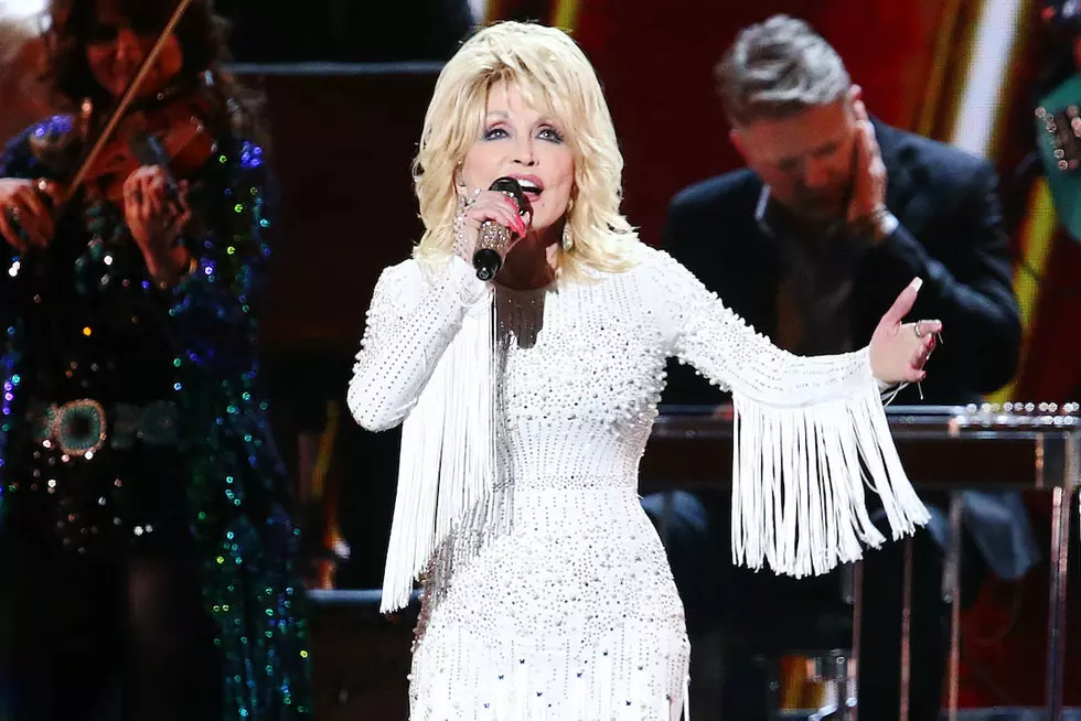 Dolly Parton Surprises Bostonians at Christmas Tree Lighting Event [WATCH]