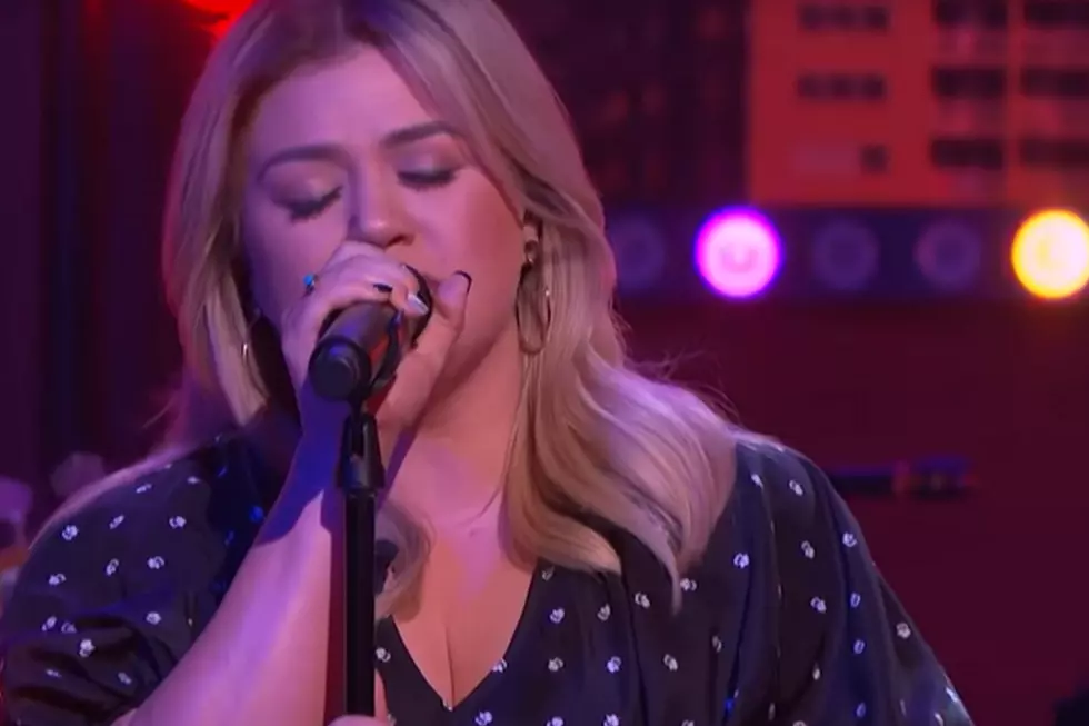 Kelly Clarkson Adds a Dash of Soul to Travis Tritt’s ‘Here’s a Quarter’ [WATCH]