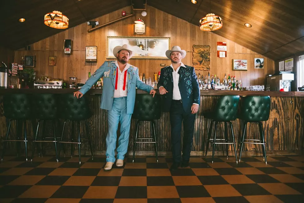 Wade Bowen and Randy Rogers&#8217; &#8216;Hold My Beer, Vol. 2&#8242; Highlights Life&#8217;s Humor
