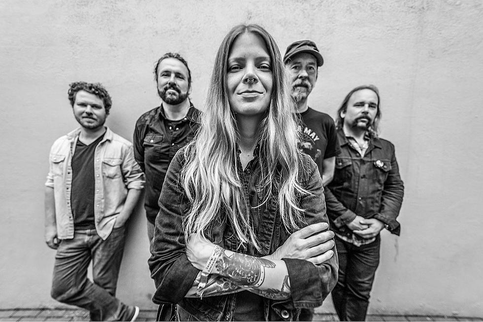 Sarah Shook &#038; The Disarmers Preview New Album With &#8216;Talkin’ to Myself&#8217; [LISTEN]