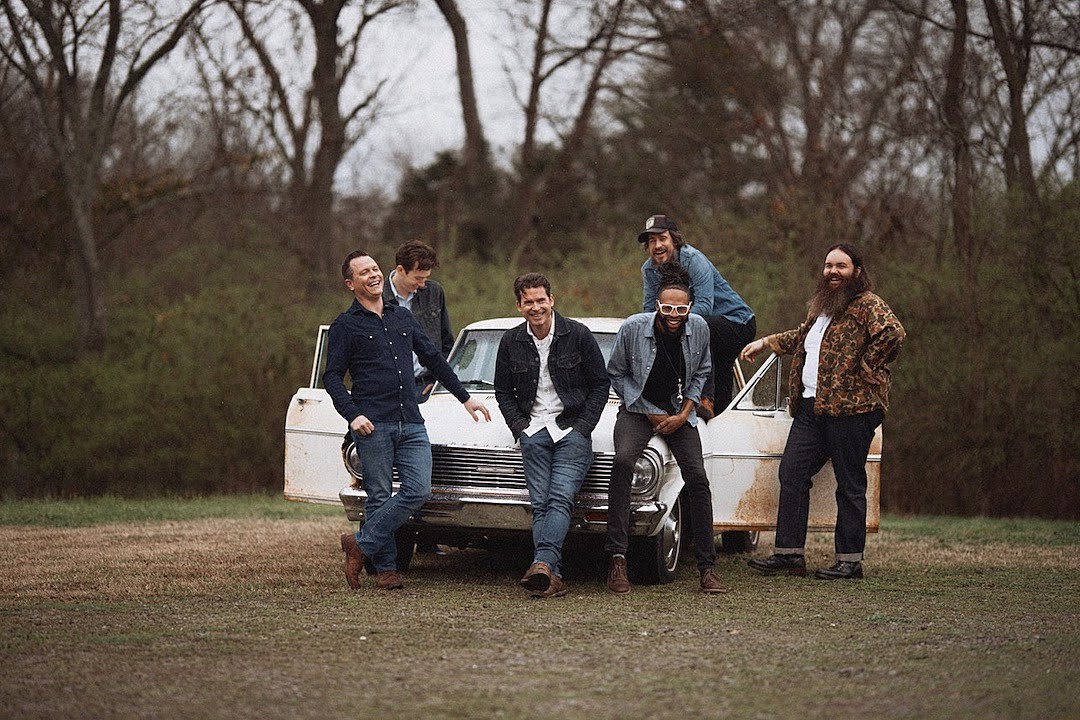 LISTEN: Old Crow Medicine Show Shares ‘Paint This Town’