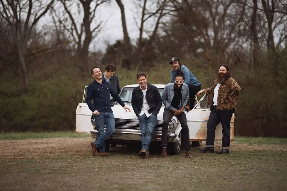 Old Crow Medicine Show Shares Nashville-Themed Holiday Tune &#8216;Trim This Tree&#8217;