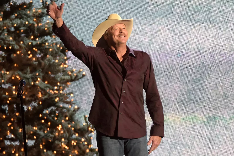 10 Alan Jackson Christmas Songs That Will Get You in the Holiday Spirit