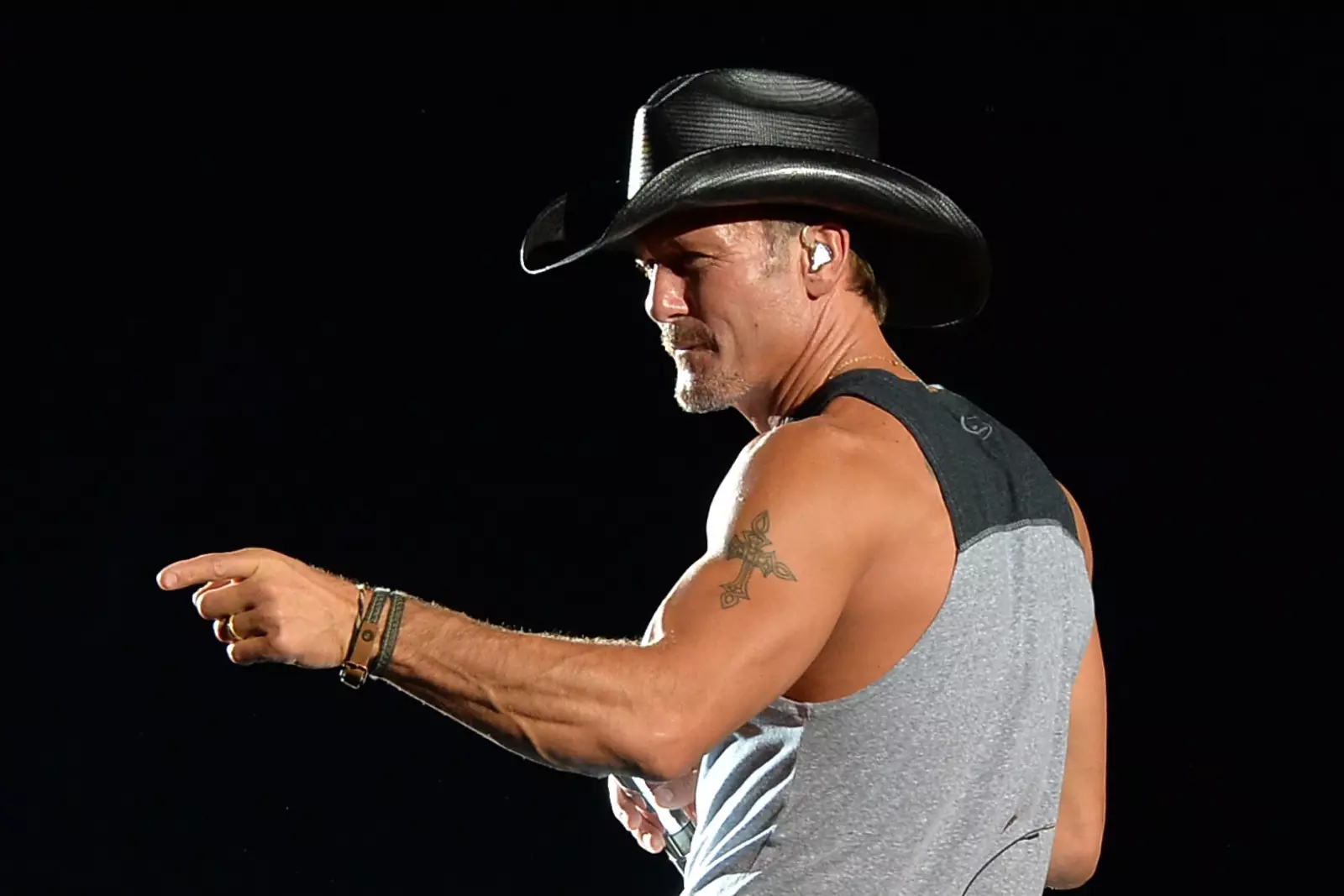 Toby Duets With Trace, Chews Tobacco With Shania
