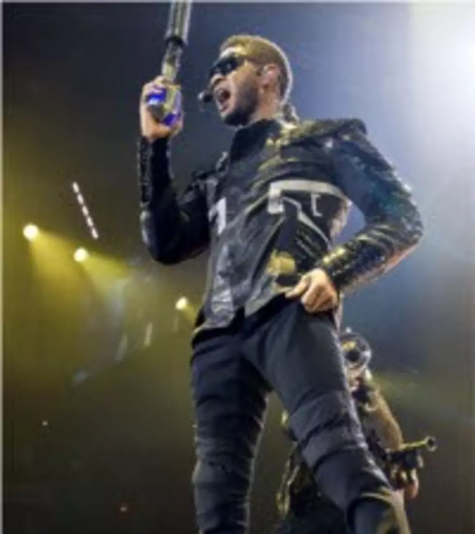 Usher Kicked in Face by Fan for True OMG Moment — Video