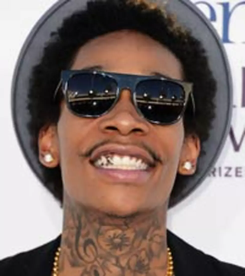 Wiz Khalifa ‘Work Hard Play Hard’ Video: Rapper Rages in a Bar, Celebrates Daily Grind