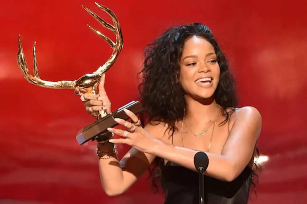 Rihanna Accepts Desirable Woman Trophy at Guys Choice Awards 2014 [VIDEO]