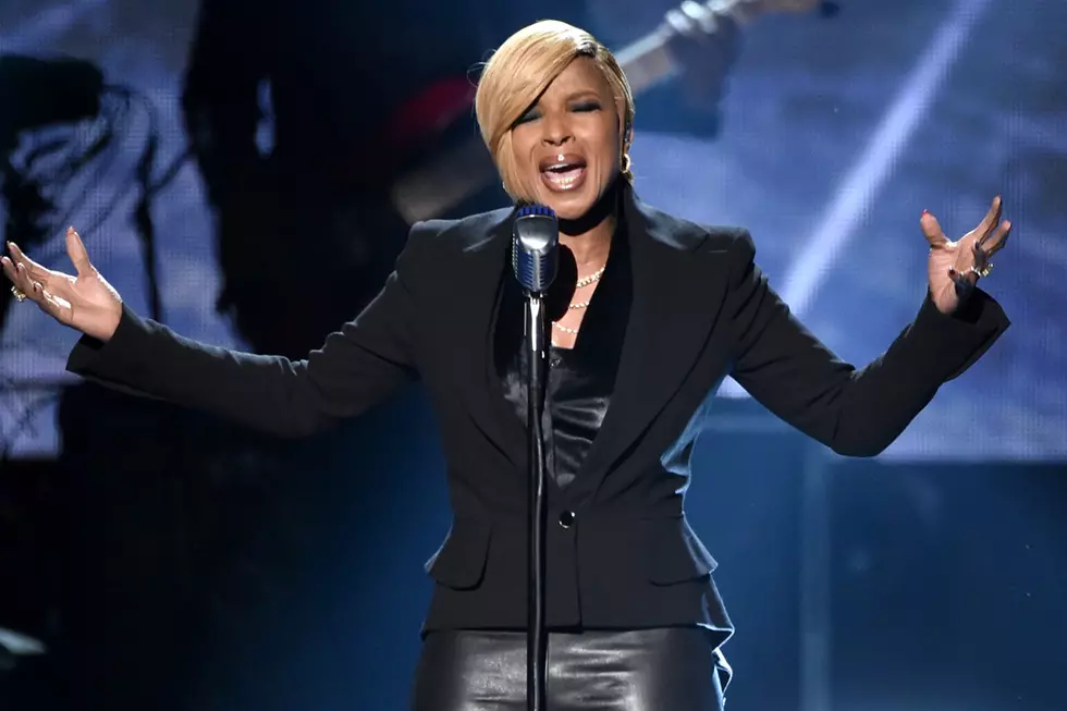 Mary J. Blige Performs 'Therapy' at the 2014 American Music Awards