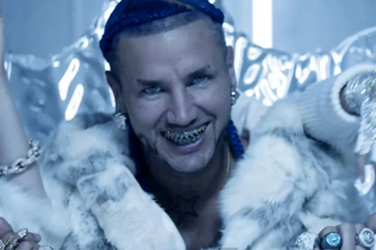 Riff Raff Chills on His Throne in 'Tip Toe Wing in My Jawwdinz' Video
