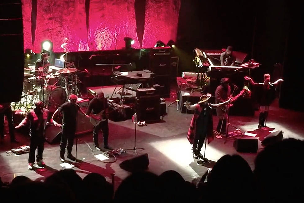 D'Angelo Gives Triumphant Performance at Apollo Theater [VIDEOS]