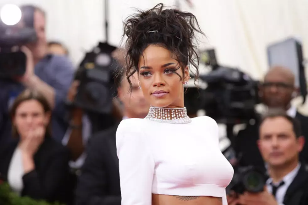 Rihanna’s Fans Accuse Singer of Sniffing Coke in New Video