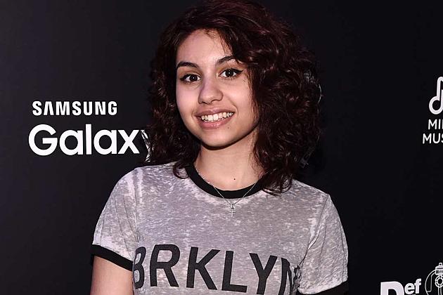 Alessia Cara&#8217;s &#8216;Here&#8217; Reaches No. 1 on Billboard Hot R&#038;B Songs Chart