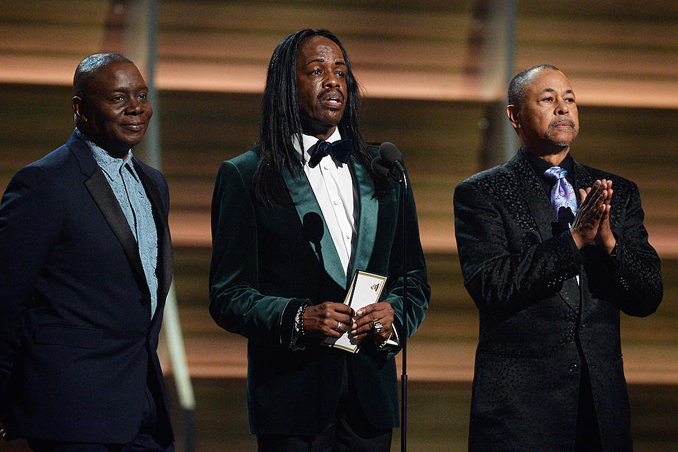 Earth, Wind & Fire Presents Album of the Year at 2016 Grammy Awards, Remembers Maurice White