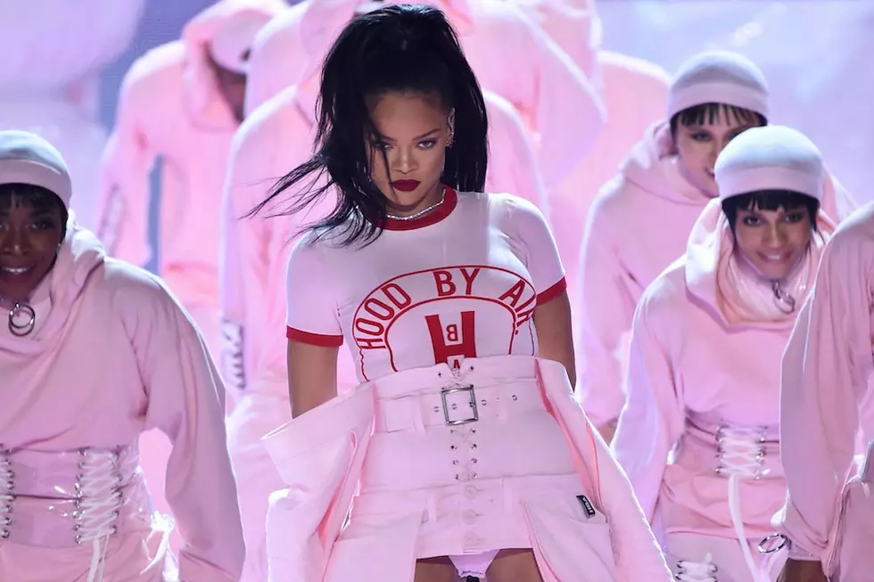 Rihanna Kicks Off 2016 MTV VMAs With All-Pink Medley Performance [WATCH]