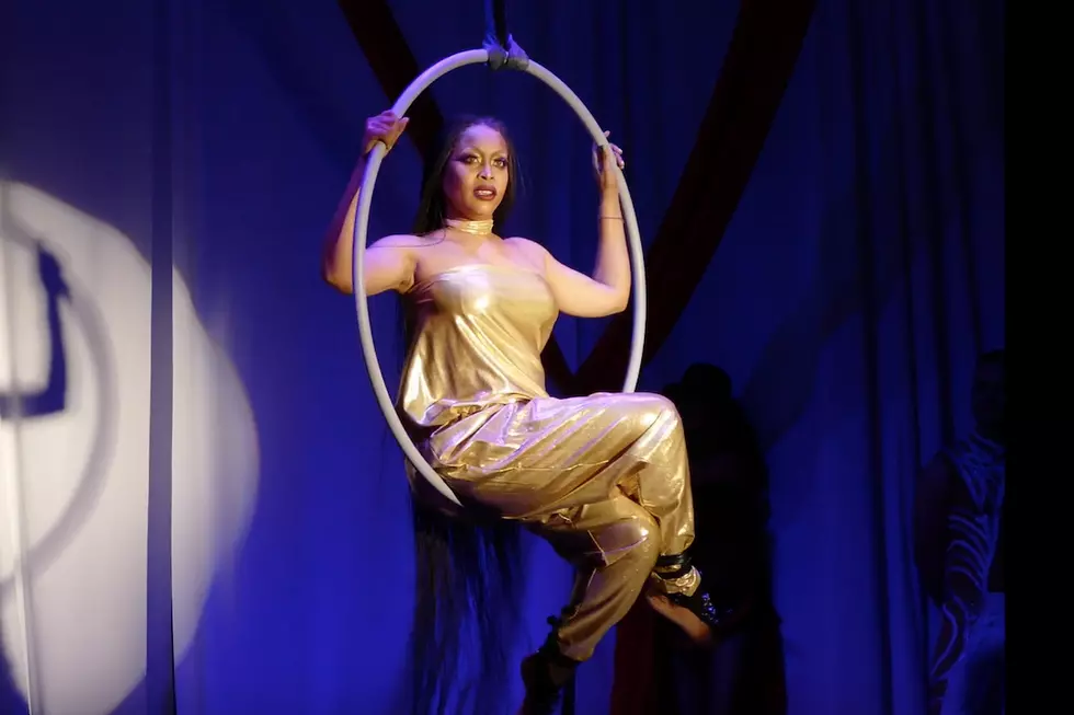 Erykah Badu Shows Her Acrobatic Skills In Circus Performance [VIDEO]