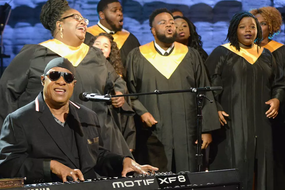 Stevie Wonder Takes Both Knees 'for America' at Global Citizen Festival [VIDEO]