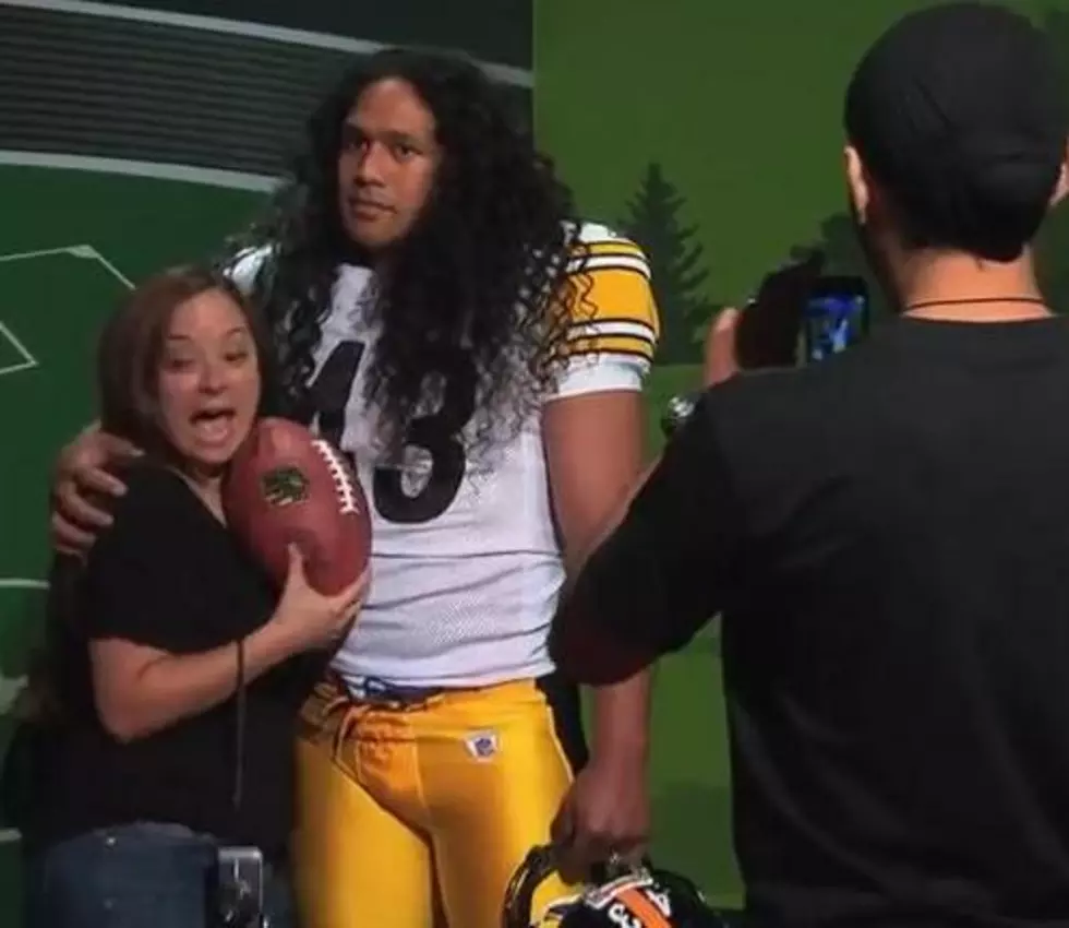 Have You Seen: NFL Star Troy Polamalu Pretend to Be a Wax Statue to Scare People who Posed for Pictures? [VIDEO]