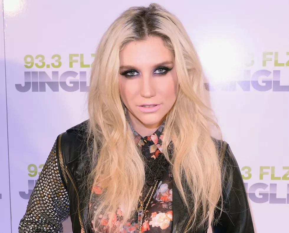 Hollywood Dirt: Kesha &#8216;Forced&#8217; to Sing &#8216;Die Young&#8217; + Celebrity Christmas Cards &#038; More