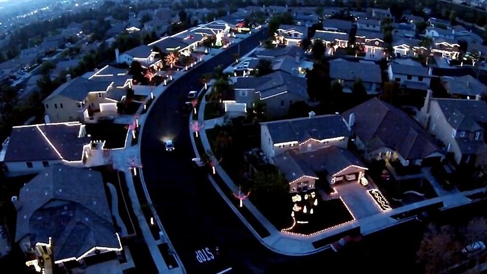 Neighborhood Synchronizes Christmas Lights and the Result is Epic